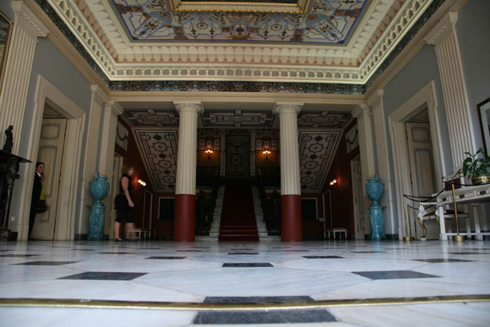 Korfu, Achillion, Eingangshalle, Treppe, Säulen, Skulptur - mittelmeer-reise-und-meer.de