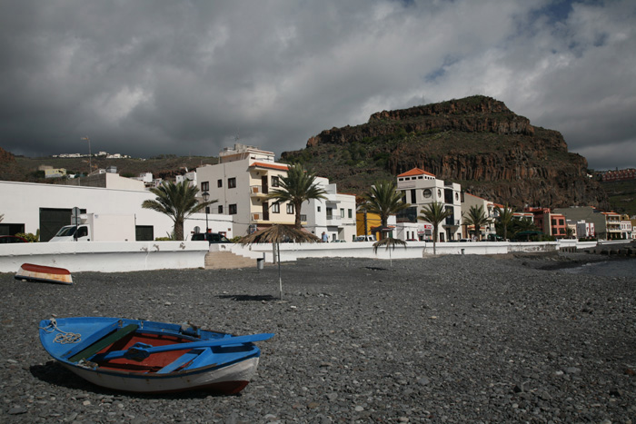 La Gomera, Playa de Santiago, Einsames Boot am Strand - mittelmeer-reise-und-meer.de