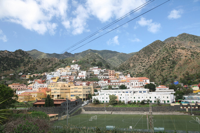 La Gomera, Vallehermoso, Blick auf den Fußballplatz, GM-1, km 38 - mittelmeer-reise-und-meer.de