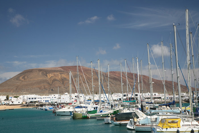 Lanzarote, Isla Graciosa, Marina und Sandstrand in Caleta del Sebo - mittelmeer-reise-und-meer.de