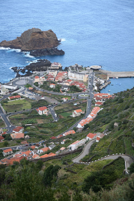 Madeira, Porto Moniz, Blick auf den Ortskern und den Hafen - mittelmeer-reise-und-meer.de