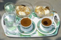 Joghurt mit Honig und Griechischer Kaffee