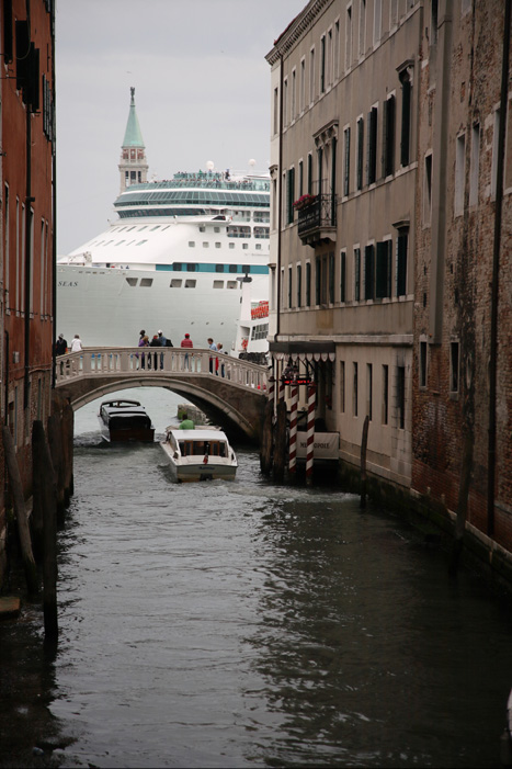 Venedig, Rundgang durch die Altstadt von Venedig, (12) Kreuzfahrtschiff - mittelmeer-reise-und-meer.de