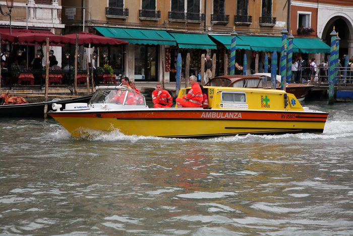 Venedig, Wasserbus-Rundfahrt, Ambulanz auf dem Canal Grande (5) - mittelmeer-reise-und-meer.de