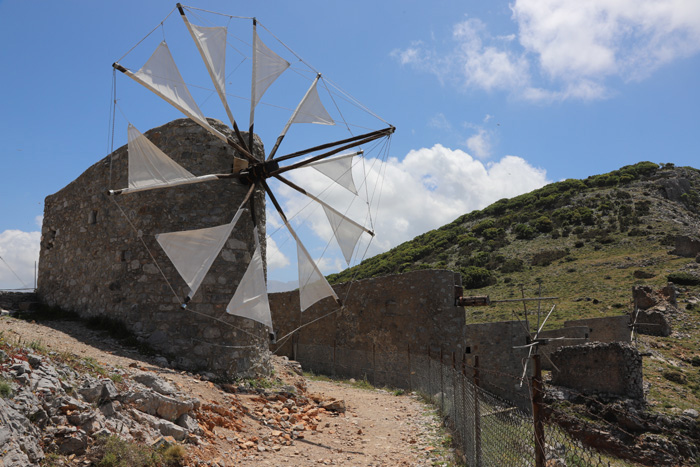 Kreta, Lassithi-Hochebene, Windmühlen am Seli Ambelou Pass (1) - mittelmeer-reise-und-meer.de