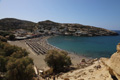 Matala, Blick von den Felsenhöhlen auf die Bucht (1), Kreta