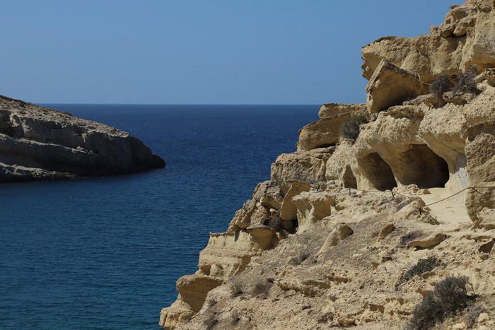 Kreta, Matala, Blick von den Felsenhöhlen auf die Bucht (2) - mittelmeer-reise-und-meer.de