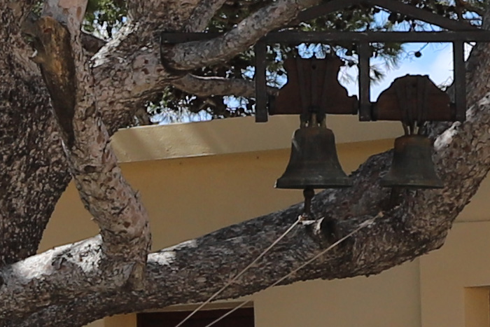 Kreta, Kloster Preveli, Hauptplatz mit großem Baum mit Glocken - mittelmeer-reise-und-meer.de