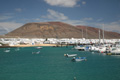 Marina, Sandstrand und Mole in Caleta del Sebo, La Graciosa, Lanzarote