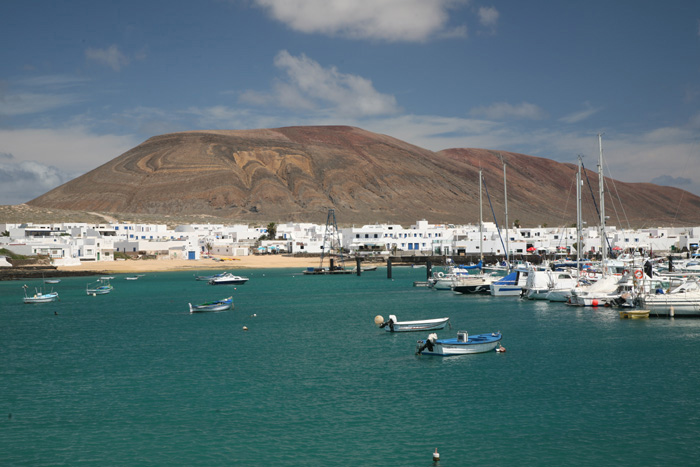 Lanzarote, La Graciosa, Marina, Sandstrand und Mole in Caleta del Sebo - mittelmeer-reise-und-meer.de
