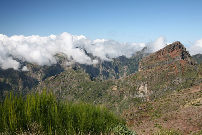 Madeira, Pico de Arieiro, Blick nach Westen, Schönwetterwolken - mittelmeer-reise-und-meer.de