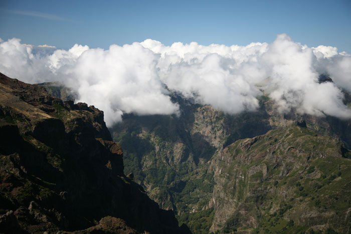 Madeira, Pico de Arieiro, Blick nach Westen, Schönwetterwolken - mittelmeer-reise-und-meer.de
