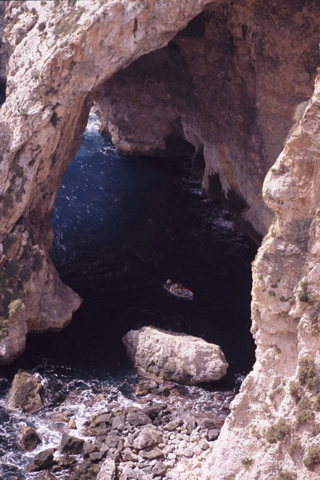 Malta, Blaue Grotte, Blick von oben in eine Höhle - mittelmeer-reise-und-meer.de
