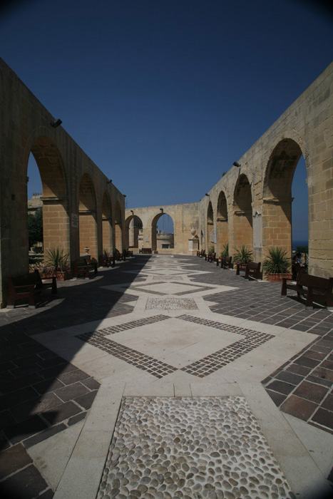 Malta, Valletta, Upper Barrakka Gardens, Gang, Torbögen - mittelmeer-reise-und-meer.de