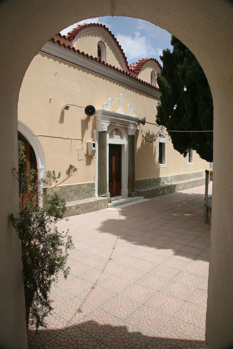 Rhodos, Agios Isidoros, Kirche, Eingang unterm Glockenturm - mittelmeer-reise-und-meer.de