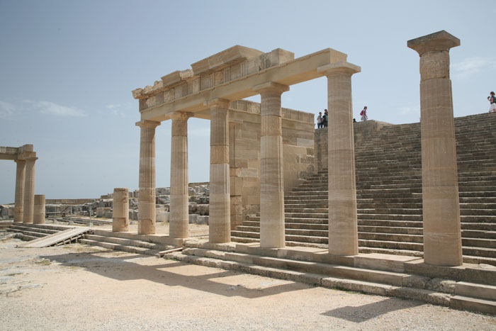 Rhodos, Lindos, Akropolis, 6 Säulen mit der großen Treppe - mittelmeer-reise-und-meer.de