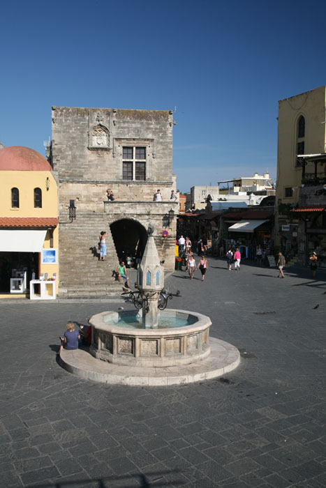 Rhodos, Rhodos-Stadt, Brunnen auf dem Ippokratous Plaza - mittelmeer-reise-und-meer.de