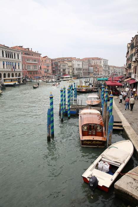 Venedig, Canal Grande, Wassertaxis auf dem Canal Grande, Riva del Vin - mittelmeer-reise-und-meer.de