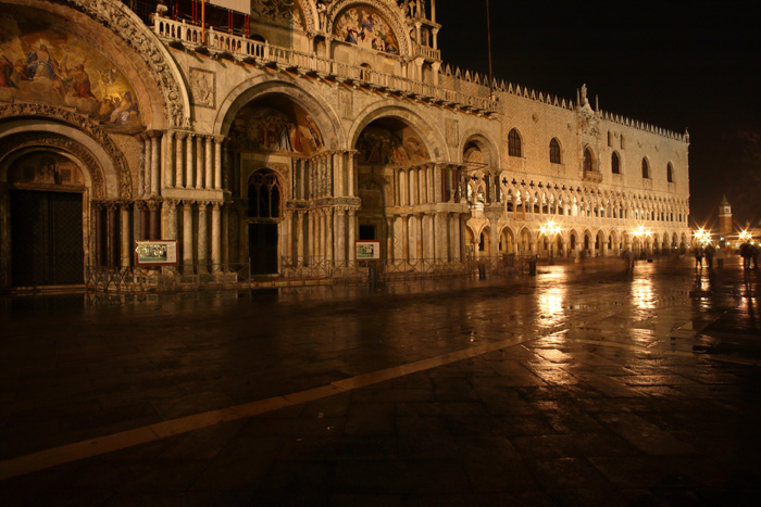 Venedig, Piazza San Marco, Markusplatz, Basilica di San Marco bei Nacht - mittelmeer-reise-und-meer.de