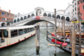 Rialtobrücke, Wasserbus auf dem Canal Grande, Station Rialto, Venedig