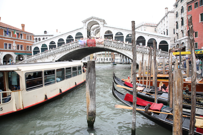 Venedig, Rialtobrücke, Wasserbus auf dem Canal Grande, Station Rialto - mittelmeer-reise-und-meer.de